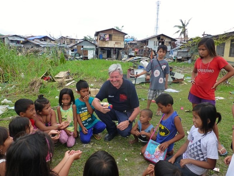 Bernd Ruf en intervention de pédagogie d'urgence auprès d'enfants