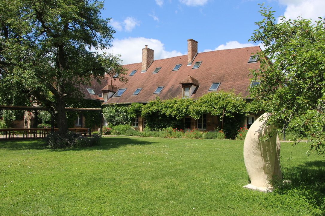 Le Centre Michaël à Saint-Menoux : bâtiment et parc arboré