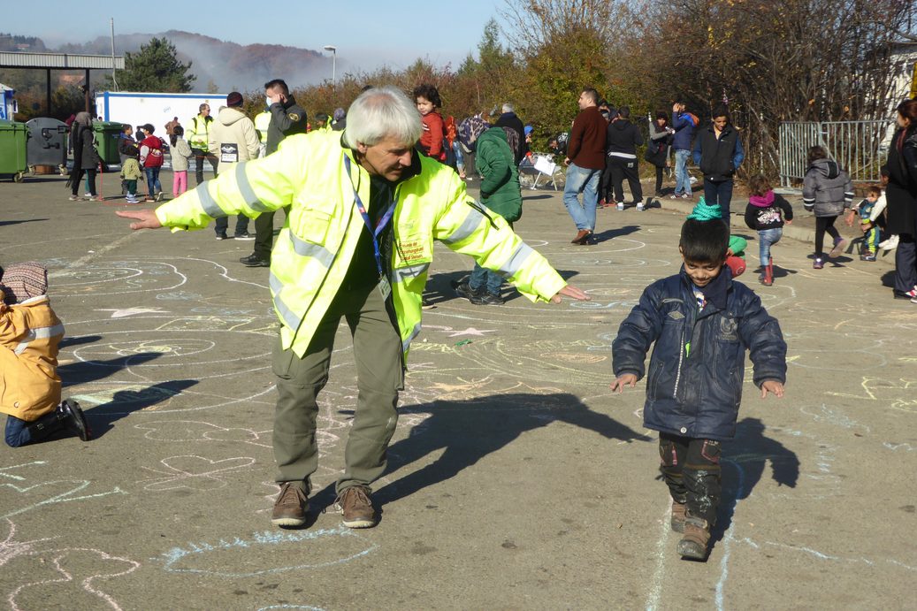 Intervention de pédagogie d'urgence dans une cour d'école, avec des dessins à la craie au sol